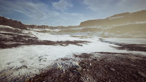 Felsen und Hügel unter dem Schnee