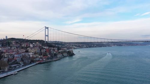 Istanbuler Bosporus nähert sich der Brücke: Luftaufnahme