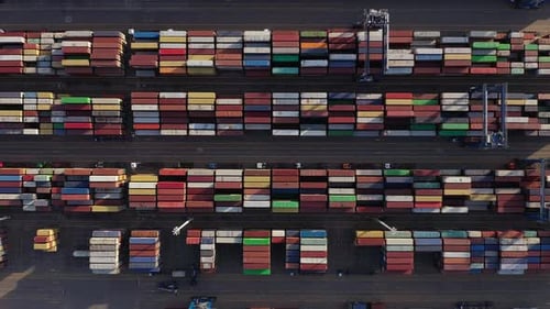 Vertikale Luftaufnahme von bunten intermodalen Schiffscontainern in einem Industriehafen. - Overhead Sh