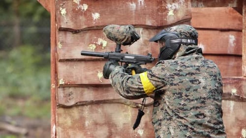 Spiele das Paintball-Spiel Spieler mit Waffen