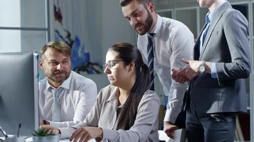 Weibliche Geschäftsführerin erklärt dem Team die Präsentation