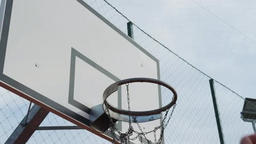 Basketballkorb mit Ball
