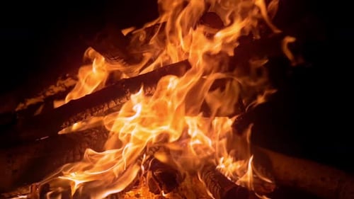 Feuer aus Holz (2K)