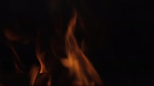 Flammen vom Holzfeuer in einem Kamin