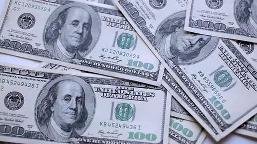 Dinheiro cai sobre a mesa