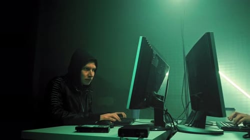 Un pirate tente d'entrer dans le système à l'aide de codes et de chiffres pour trouver le mot de passe de sécurité