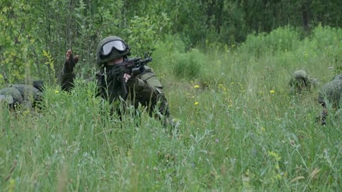 Soldaten in Tarnung mit Sturmgewehren Aus dem Hinterhalt im Feld Militäraktion