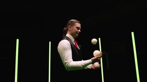 Circle Movement Kamera um professionellen Zirkuskünstler jongliert weiße Bälle gegen ein Schwarz