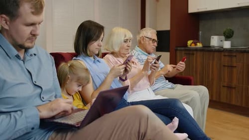 Geräte, süchtig nach Familiengebrauch, Tablet, Handy, sitzen auf dem Sofa zu Hause. Abhängigkeit von Internettechnologie