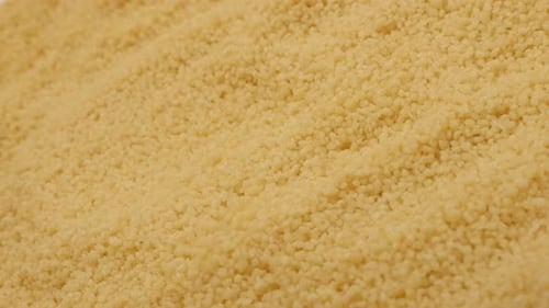 Sofortige Couscous-Bälle fallen über einen Haufen traditioneller nordafrikanischer Lebensmittel Hintergrund 4K 2160p 30fps
