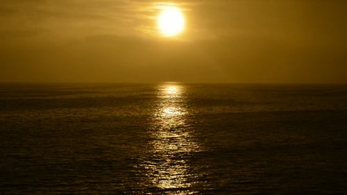 Sonne und Goldenes Meer