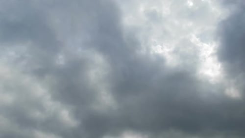 Graue Regenwolken bewegen sich am Himmel. Zeitraffer