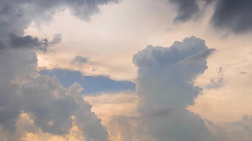 Timelapse de nuages dans le ciel pendant le coucher du soleil. - angle faible
