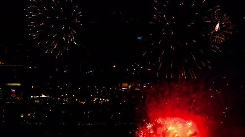 Abends blinkt ein Feuerwerk