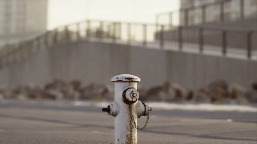Rostiger Hydrant bei sonnigem Tag