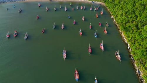 Viele Fischerboote an der Küste neben den Bergen, wunderschönes Meeresgebiet in Thailand.