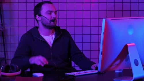 Junger Programmierer oder Hacker arbeitet nachts am Computer