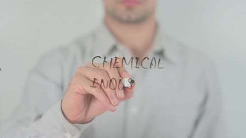 Chemische Industrie schreibt mit der Hand auf dem Bildschirm