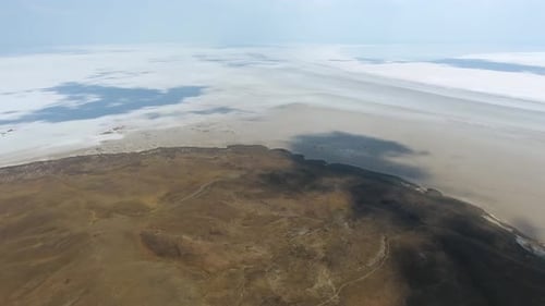 Las praderas de tundra y el helado mar del norte en el clima ártico de Groenlandia