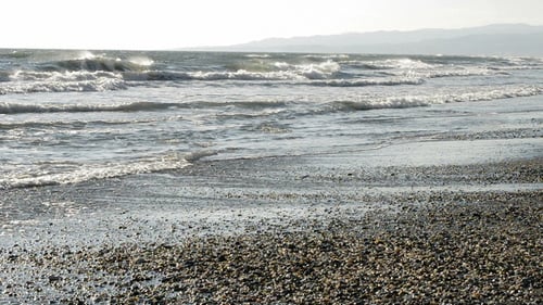 Strand Mediterran mit Wellen