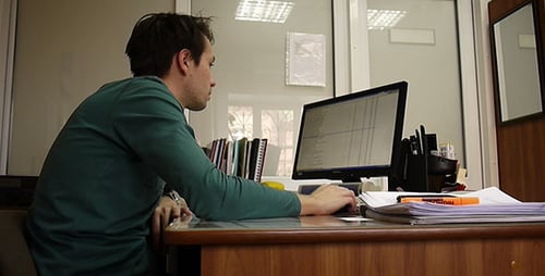 Employé de bureau travaille sur ordinateur