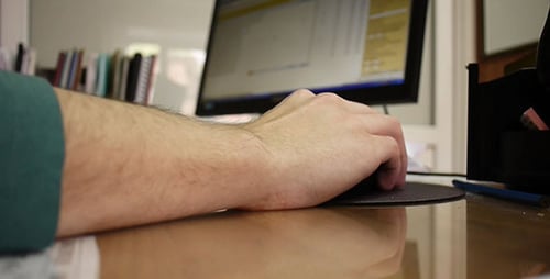 Travailleur de bureau avec souris d'ordinateur