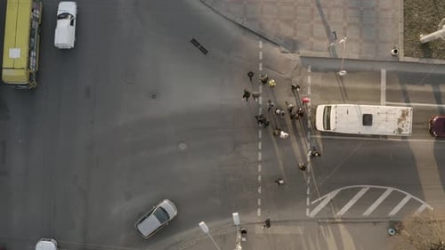 Pessoas atravessam a estrada