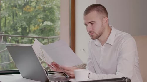 Jovem empresário compara indicadores em papéis