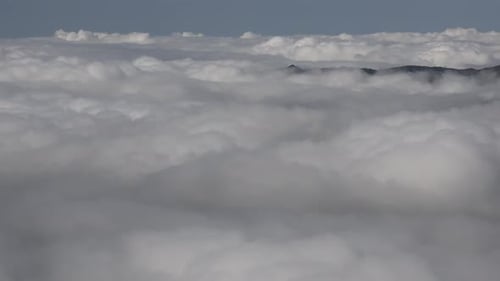 Regenwald-Wolken vorbei
