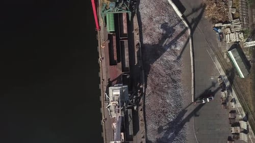 Entladen von Gusseisen aus Waggons Güterkranen im Industriegebiet des Hafens.