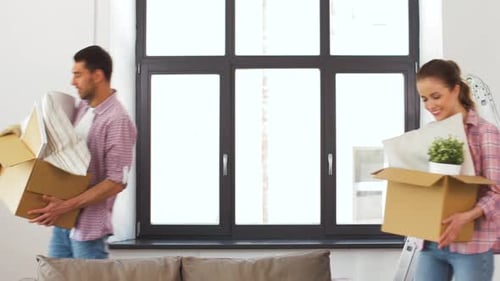 Glückliches Paar mit Sachen, die in ein neues Zuhause ziehen