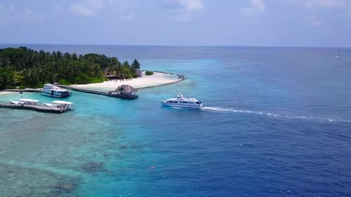 Drohnenfahrt aus der Luft einer touristischen Strandreise vor blauem Meer und Sandhintergrund
