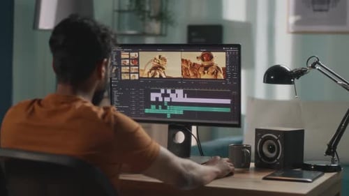 Chico irreconocible editando Vídeo de astronauta
