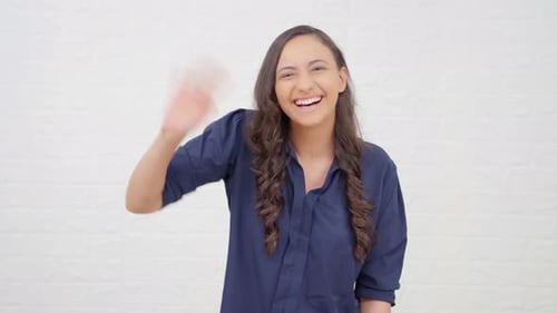 Indisches Mädchen winkt Hi