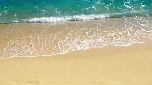 Wunderschöner leerer tropischer Strand in Zeitlupe mit goldenem Sand und türkisfarbenem Meer