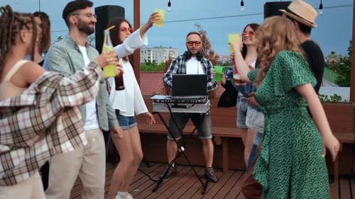 Happy Friend Tinking Glasses Cheers Celebrations à la City Roof Party Clubbing Entertainment