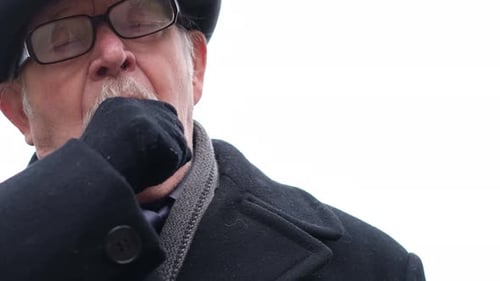 Le vieux grand-père est malade en train de suffoquer et de tousser fortement