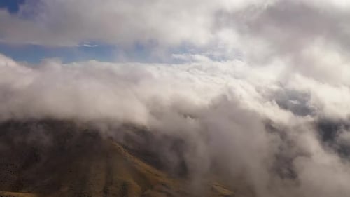 Sentez-vous comme un oiseau survolant les nuages, tirez sur Drone