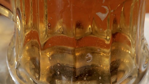 Bier im Glas Shot mit Bewegung