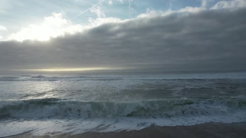 Meereswellen plätschern in den Sandstrand