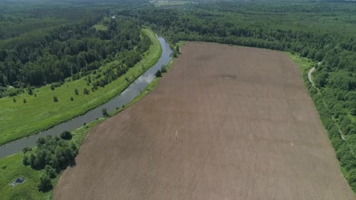 Landschaft mit Fluss und Bäumen