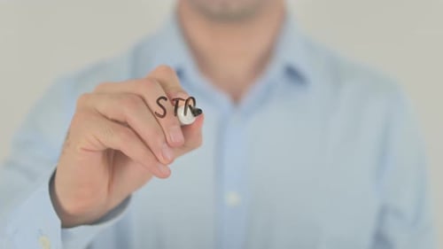 Strategische Allianz, Mann schreibt auf transparentem Bildschirm