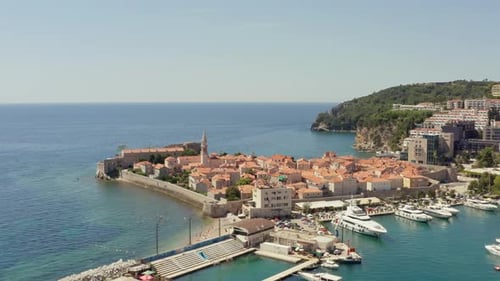 Drohnenvideo einer Altstadt an den Ufern der Adria