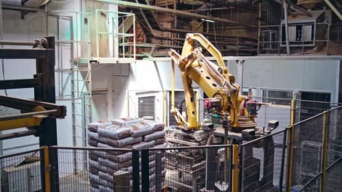 Robot industrial. Brazo robótico que trabaja en la planta moderna. Producción automatizada en fábrica.