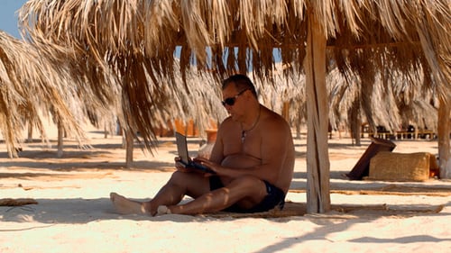 Relaxando na praia com laptop