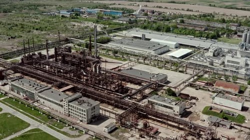 Weitblick aus der Luft über Ölraffinerie oder Chemiefabrik. Industrie-Zone