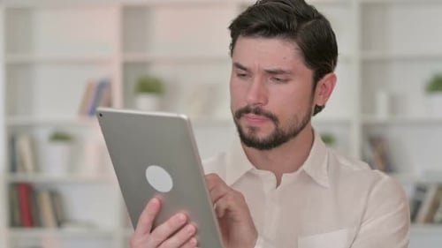 Joven empresario ambicioso con tableta