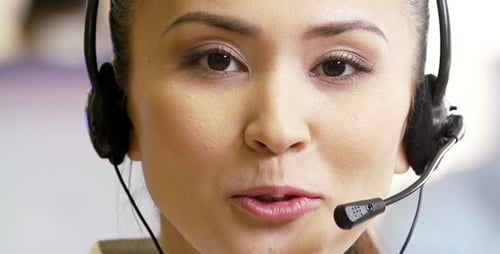 Rezeptionistin mit Headset