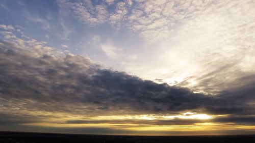 Sonnenuntergang in den Wolken