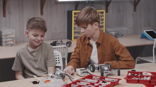 Deux garçons à un cours de robotique